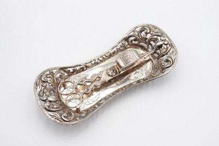 Bandeja e tesoura de morrões em prata recortada, com gravados e relevos